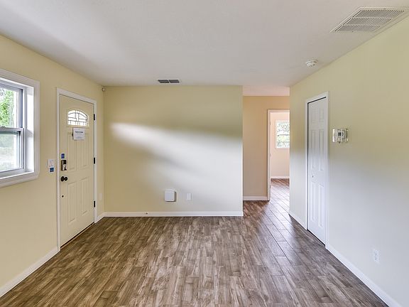 4th image of 252 Abbott Ave