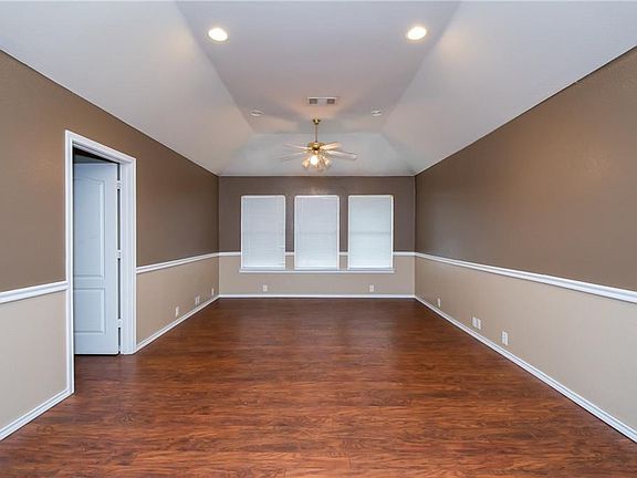 3rd image of 904 Churchhill Dr