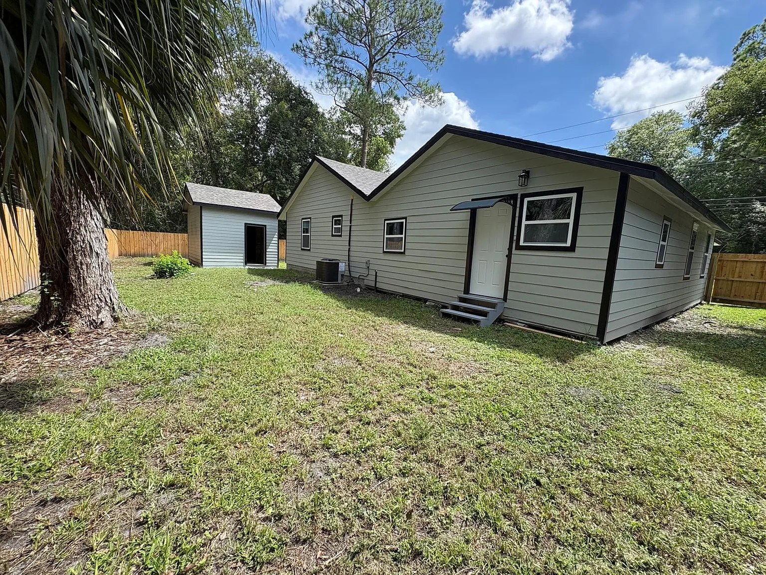 4 bed, 2400 sqft, $2,200 — Photo 3