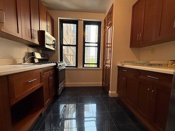 3rd image of 200 Riverside Dr APT 5E