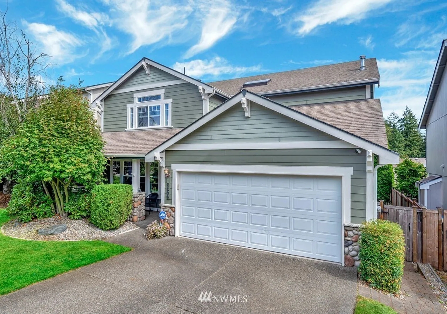 Spacious home in Lacey. Apply today to call this home yours!! — Photo 1