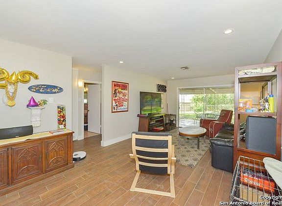 3rd image of 106 Northaven St