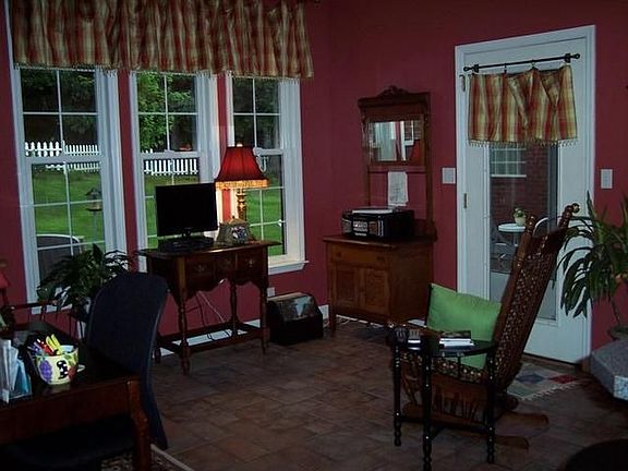 5th image of 107 Tanglewood Dr