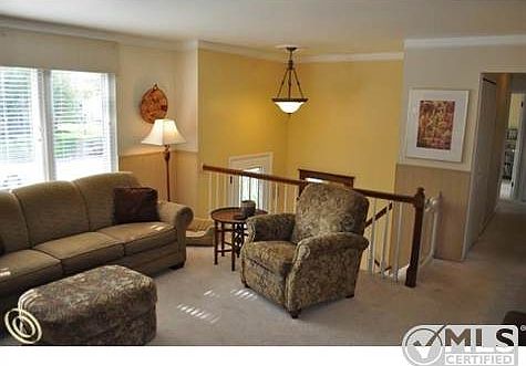 Living Room-----.jpg