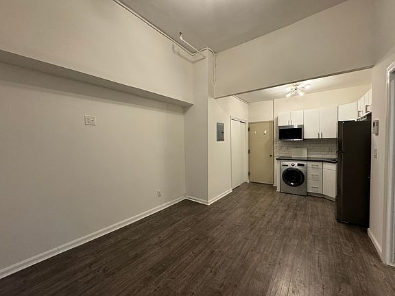 2nd image of 230 E 58th St APT 1B