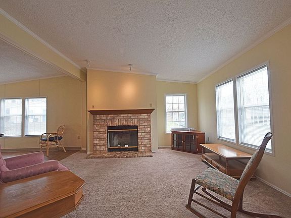 2nd image of 613 Crest Ln