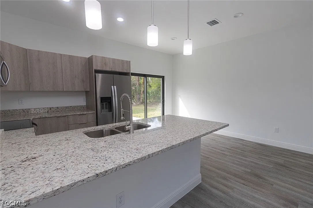 3 bed, 2.0 bath, 1292 sqft, $1,850 — Photo 4