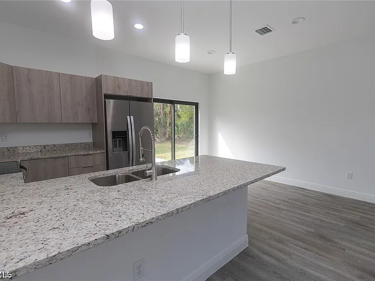 1217 Cellini St E — Photo 8