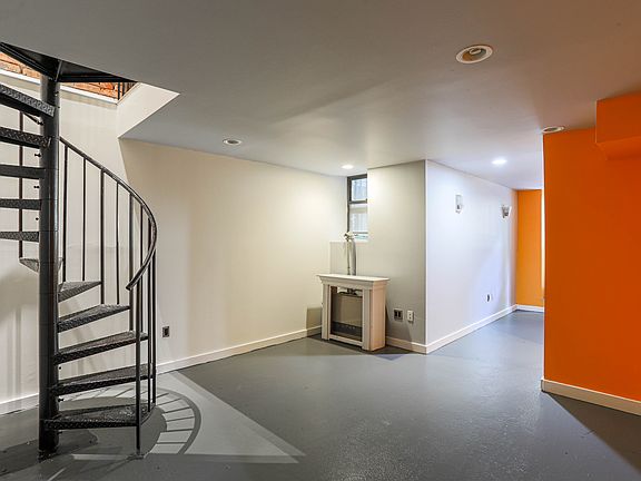 3rd image of 913 Saint Johns Pl APT 1L
