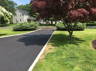 18 Long Bow Ln, Commack, NY 11725