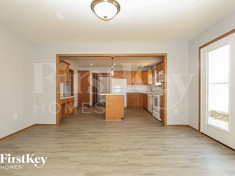 37 Waterman Ave — Photo 4
