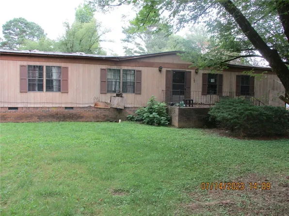 105 Kountry Ln, Walhalla, SC 29691