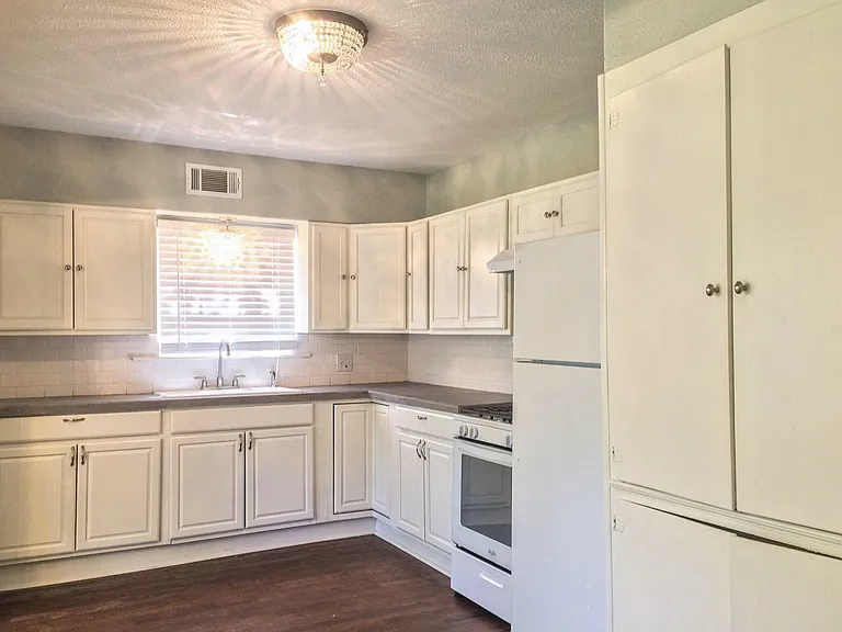 2606 Pine Ave — Photo 3
