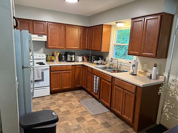 4th image of 525 Dorothy Ln