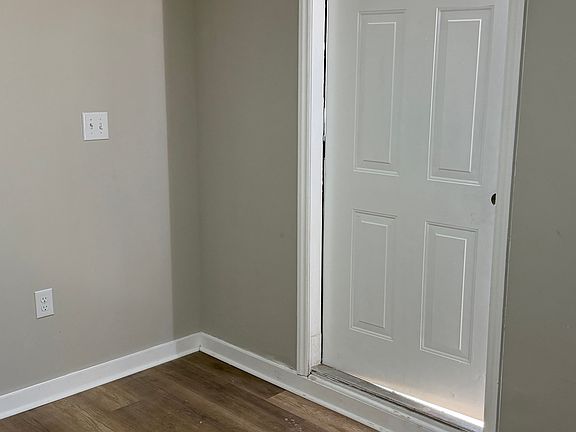 3rd image of 1915 Merritt Dr