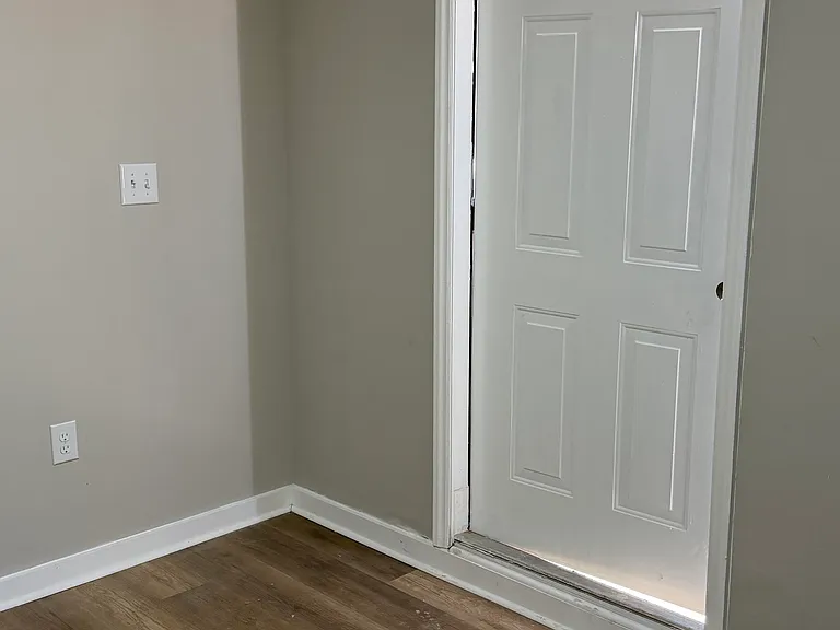 1915 Merritt Dr — Photo 3