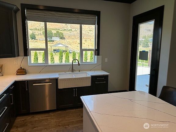 3rd image of 949 N Newport Loop