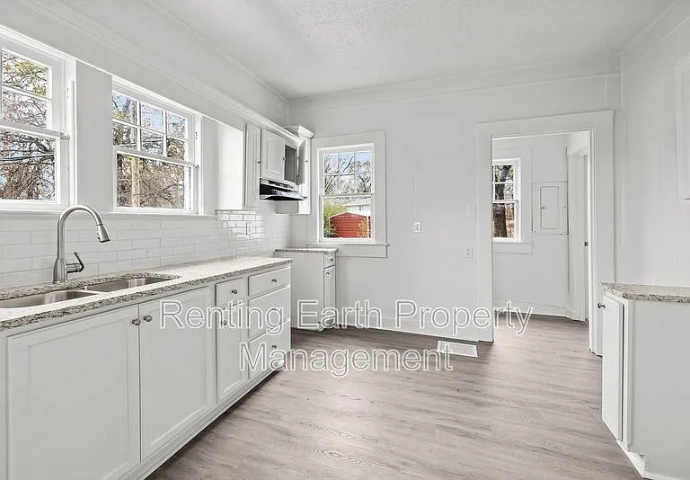612 12th St W — Photo 12