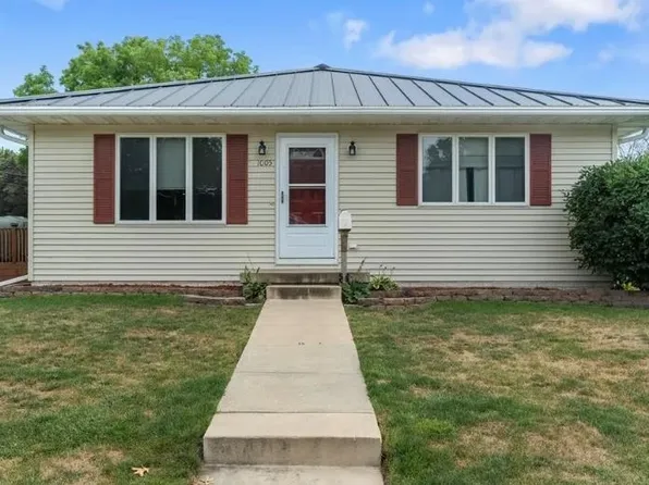 1005 E 1st St, Anamosa, IA 52205