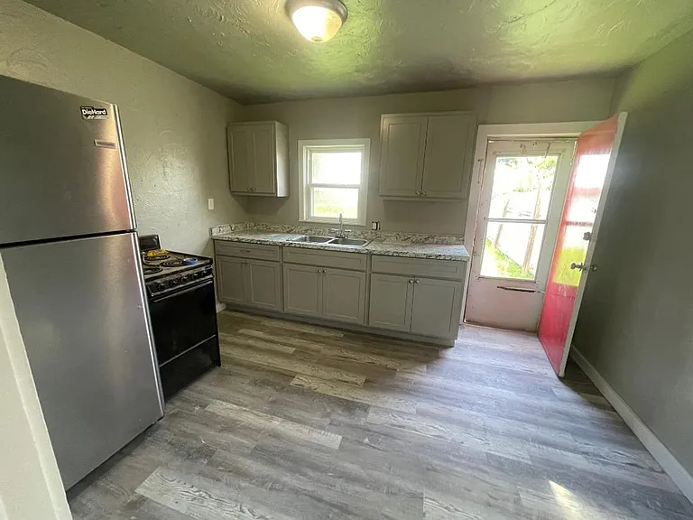623 E Acres St — Photo 5