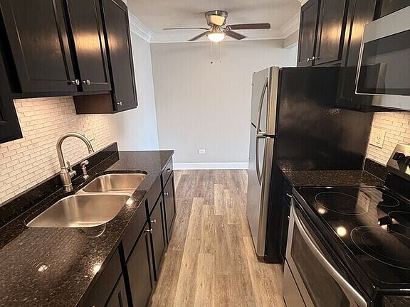 3rd image of 910 Curtiss St APT 12