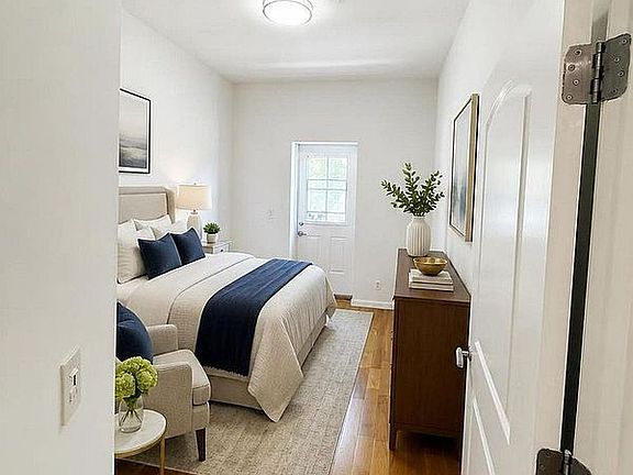 3rd image of 1515 W 4th St APT 2R