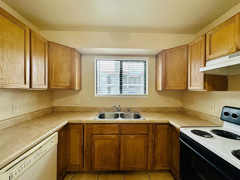Elm309-311 — Photo 8