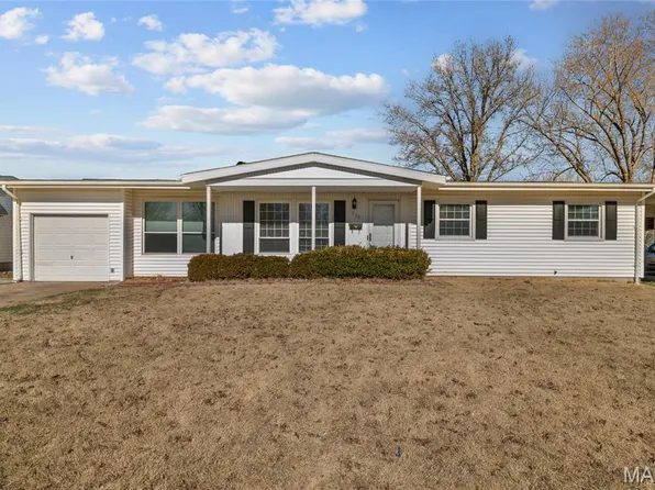 725 Pelican Ln, Florissant, MO 63031