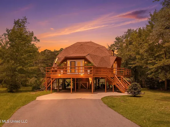 9017 W Simmons Cir, Ocean Springs, MS 39564