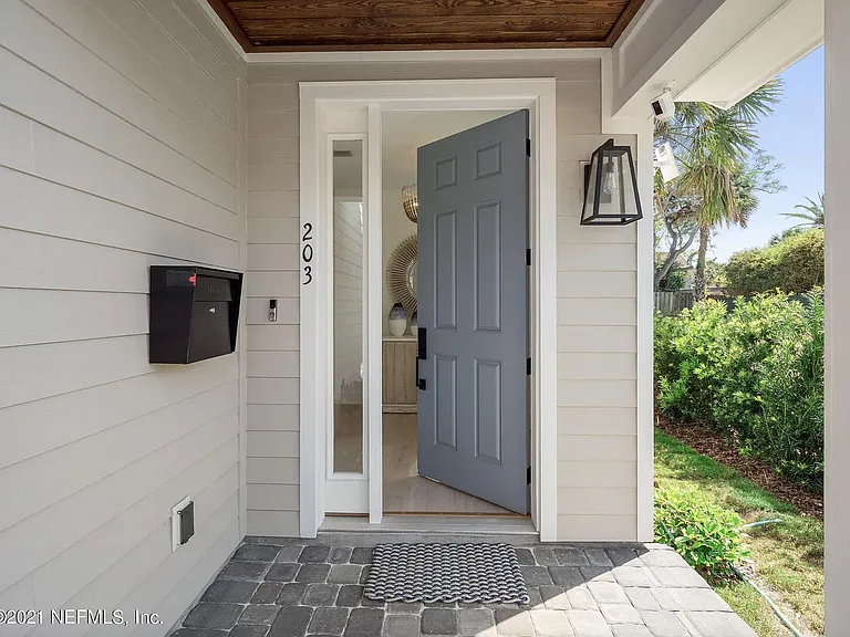 203 Lora St — Photo 4
