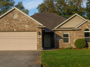 201 S Howard Burton Dr, Centralia, MO 65240