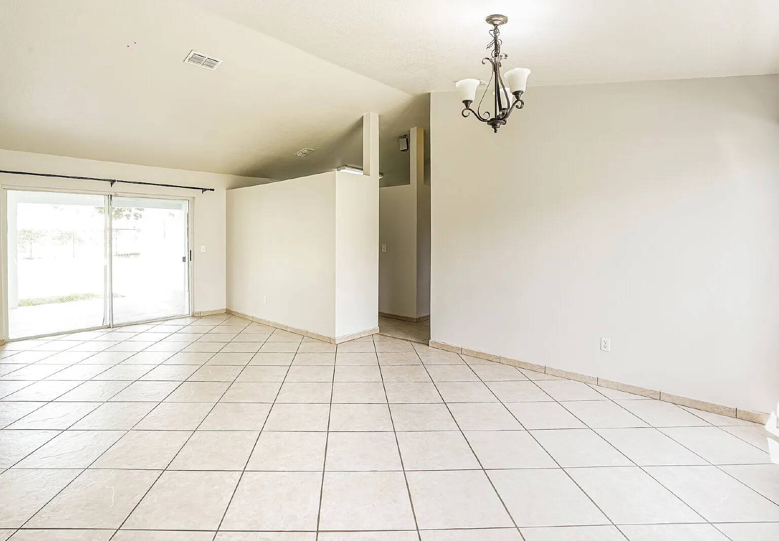 3 bed, 2.0 bath, 1740 sqft, $2,000 — Photo 3