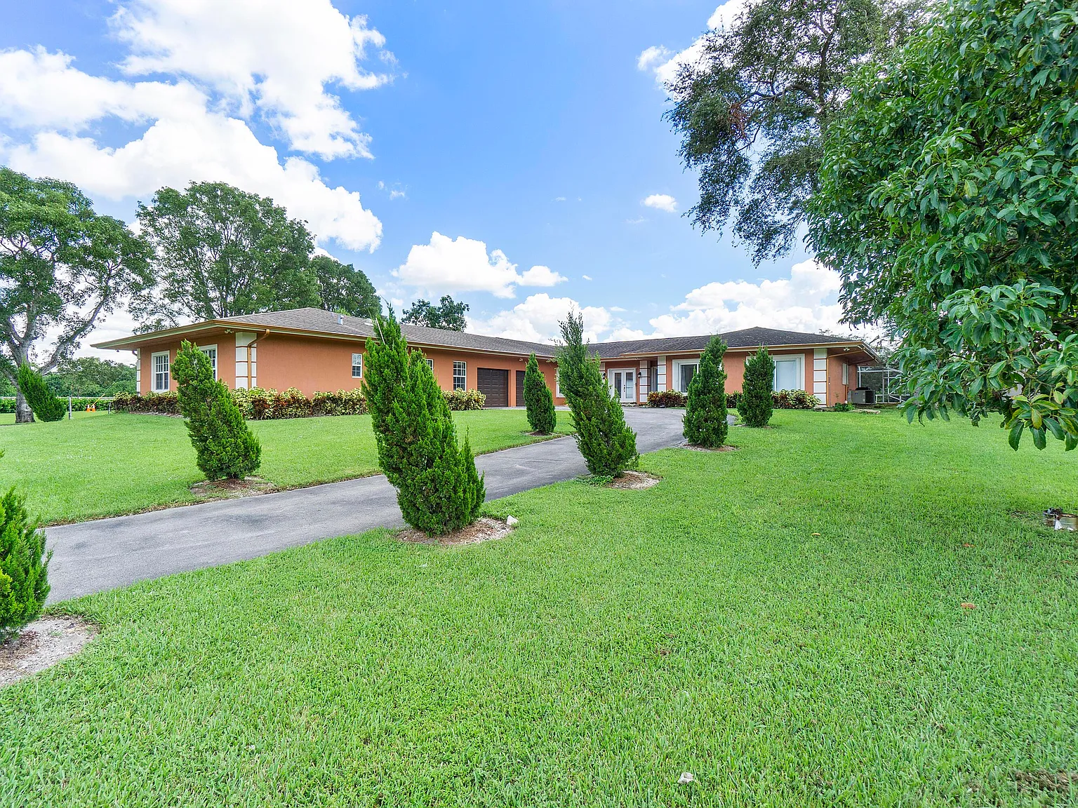 4 bed, 3.5 bath, 5711 sqft, $14,900 — Photo 3