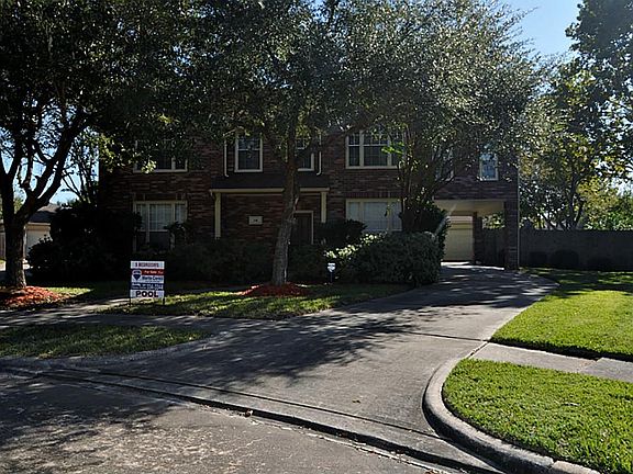   Welcome home 131 Rushton Circle! Cul-de-sac lot. Exterior recently painted.