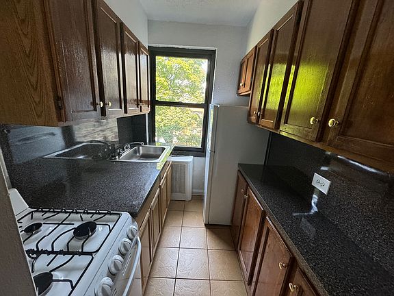 2nd image of 3129 Fairfield Ave #C5