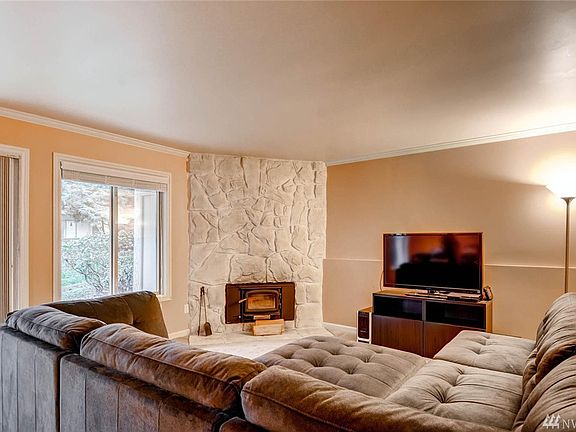 5th image of 12424 NE 145th St APT C18