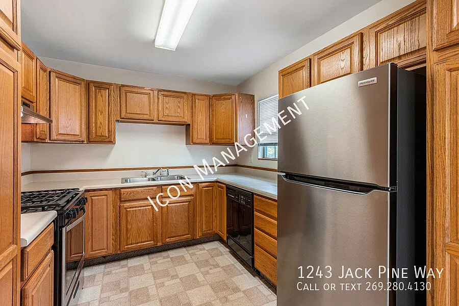 Now Pre-Leasing: Spacious 6-Bedroom Student Housing! — Photo 4