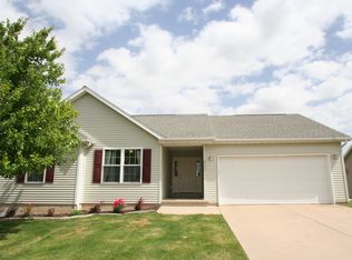 407 Coventry Ln, Mackinaw, IL 61755