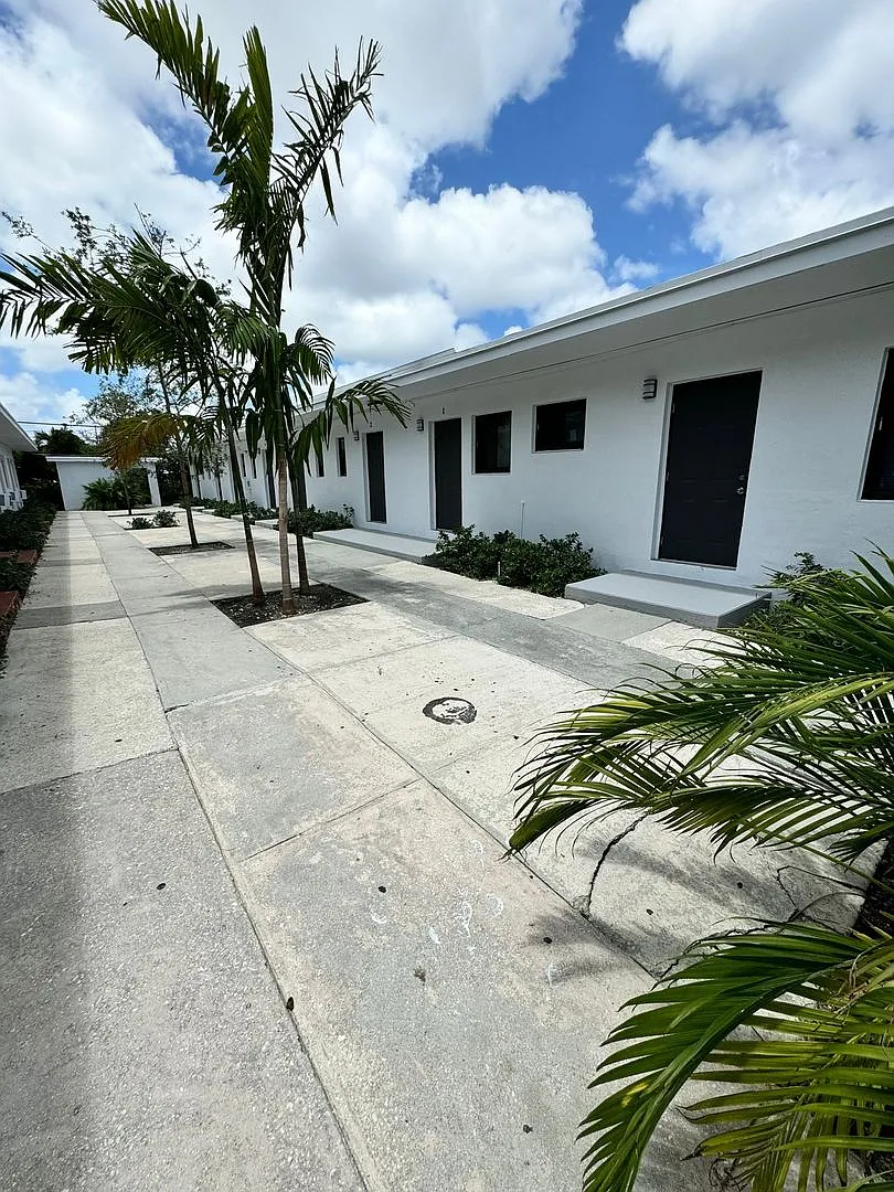 661 SW 7th St. — Photo 4