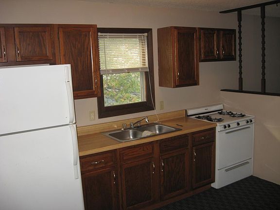 2nd image of 407 Leslie Ave