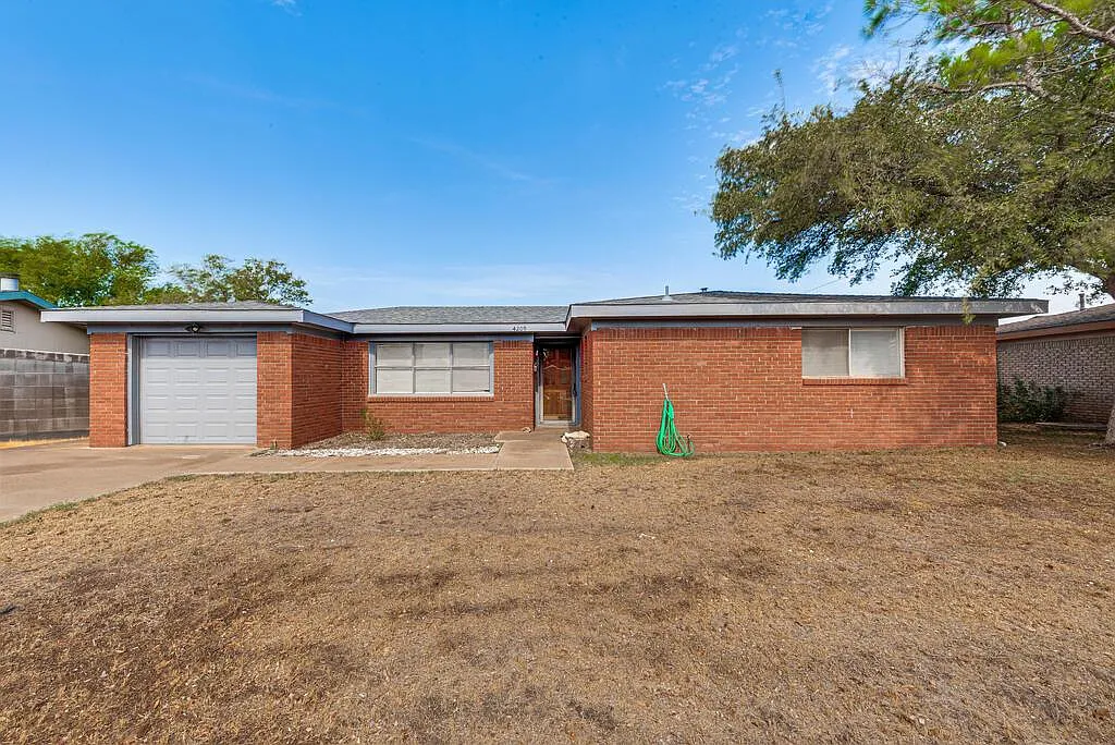 3 bed, 2.0 bath, 1384 sqft, $2,200 — Photo 1