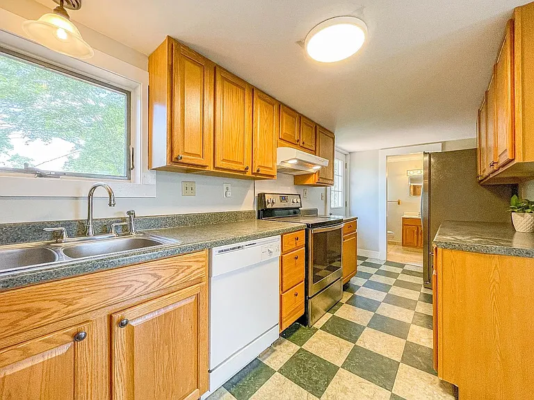 27 Brentwood St #2 — Photo 20