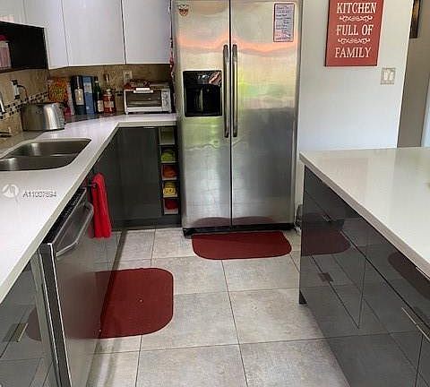 Kitchen w/island