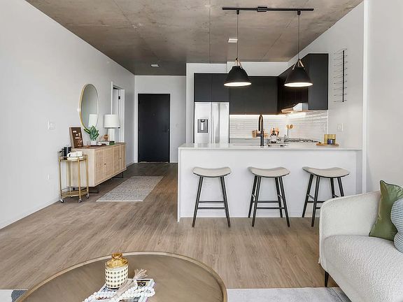 4th image of 1043 W Fulton Market #803