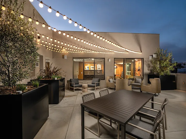 Rae on Sunset — Photo 7