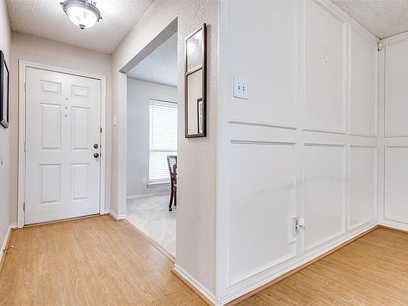 4th image of 301 Pepperwood St