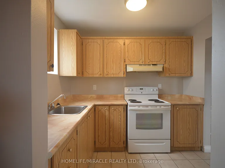 64 Holland St W #1 — Photo 8