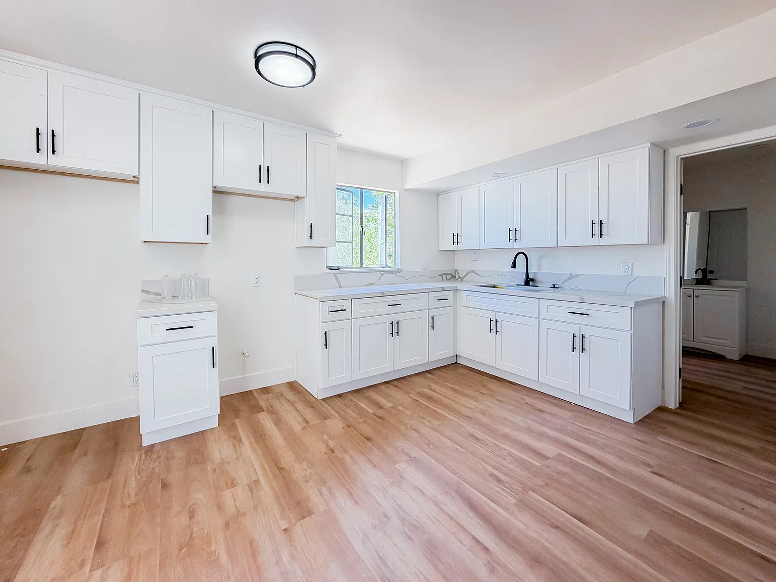 2 bed, 900 sqft, $2,700 — Photo 2
