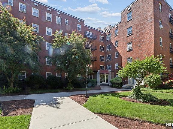 2nd image of 2320 Linwood Ave APT 1F