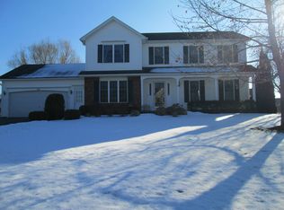 40 Bronze Leaf Trl, Rochester, NY 14612